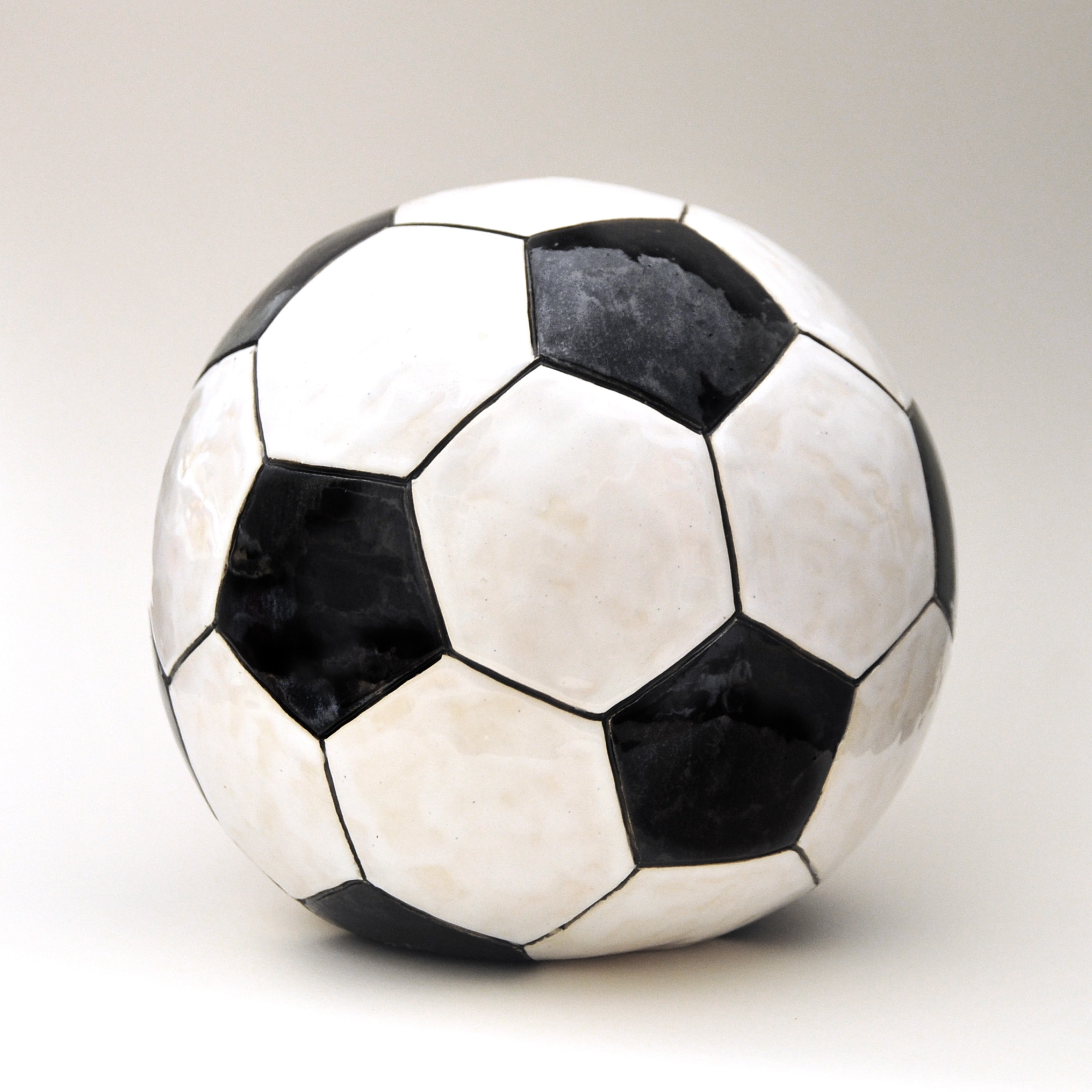 Футбольный мяч. Подарочная статуэтка в натуральную величину Футбольный мяч. Подарочная статуэтка в натуральную величину