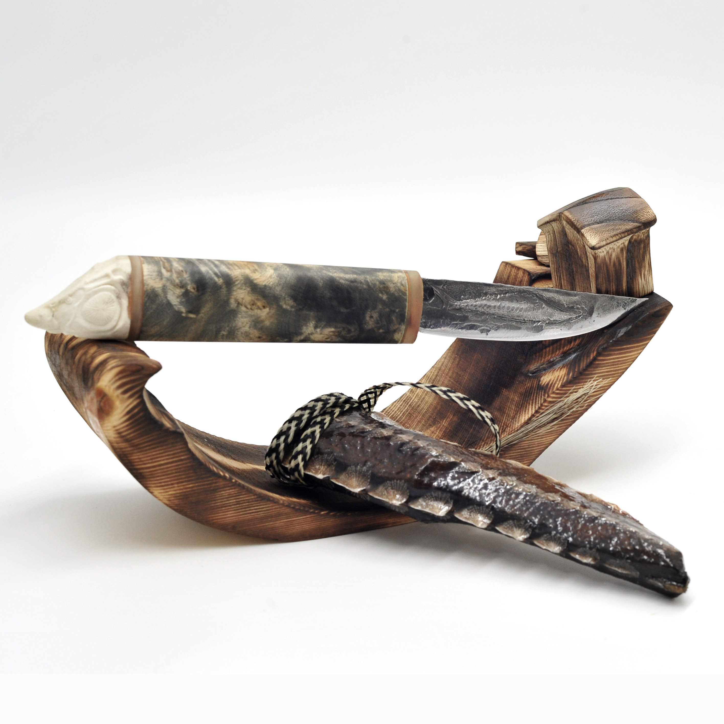 Авторский нож «Осетр», в чехле из кожи осетра и в подарочном деревянном коробе