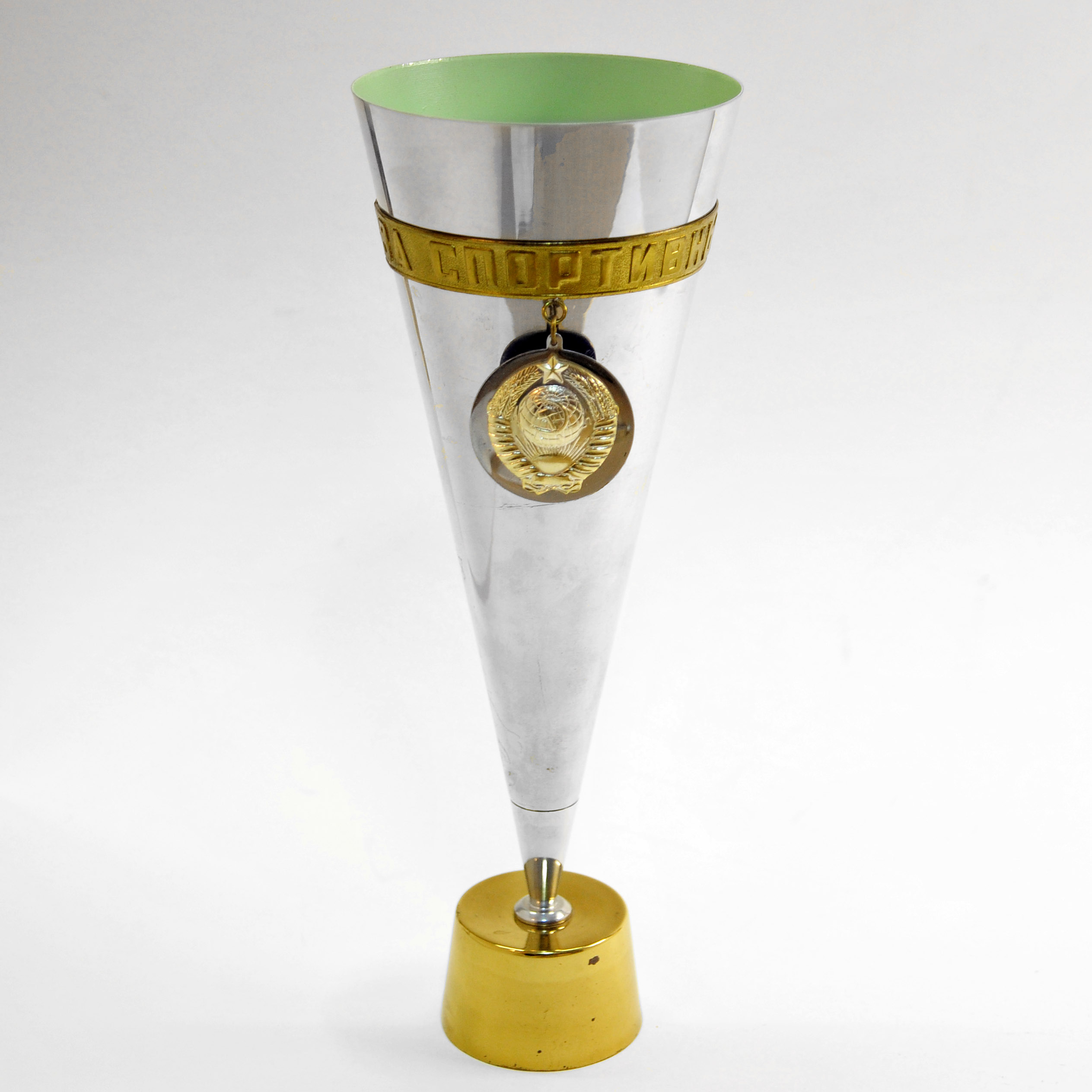Советский спортивный кубок с медальоном СССР