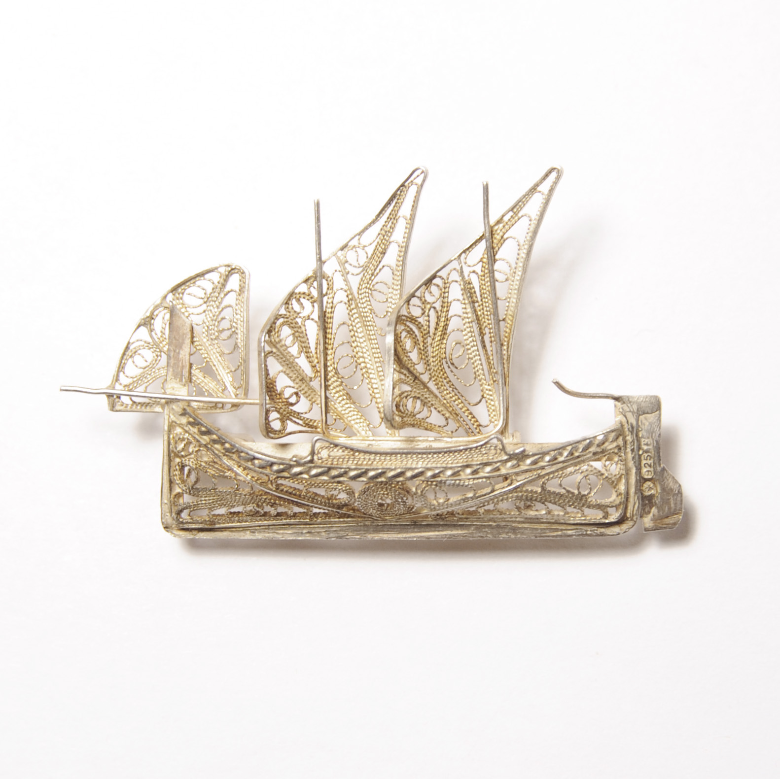 Серебряная филигранная брошь "Парусник" Серебряная филигранная брошь "Парусник"