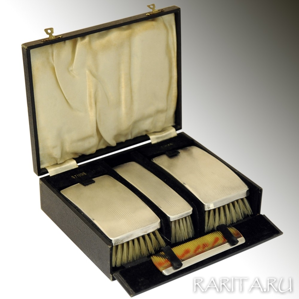 Серебряный дорожный набор в стиле ар-деко: щетки и расческа в оригинальном футляре Серебряный дорожный набор в стиле ар-деко: щетки и расческа в оригинальном футляре