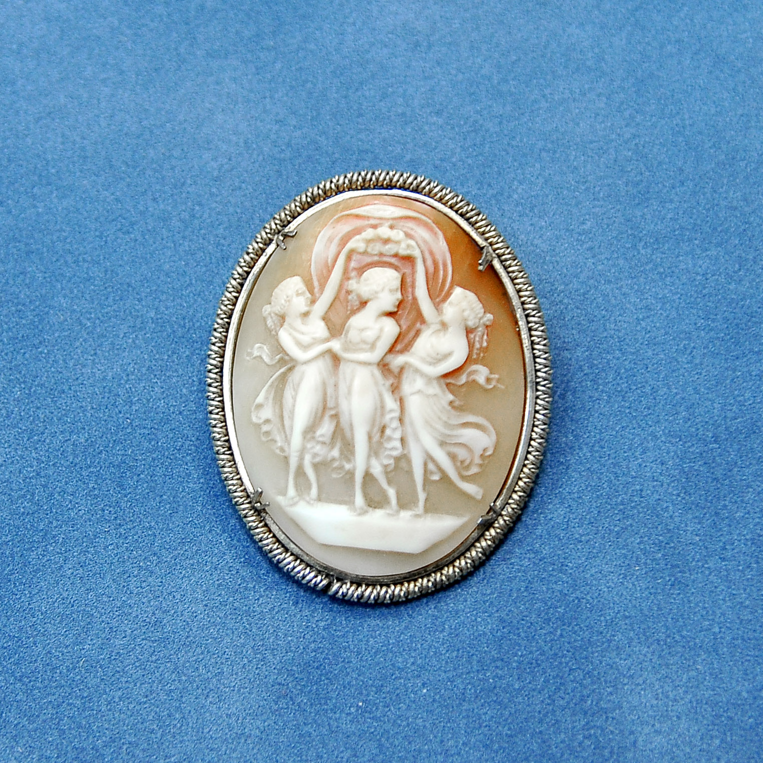 Антикварная камея "Три грации", в серебряной оправе