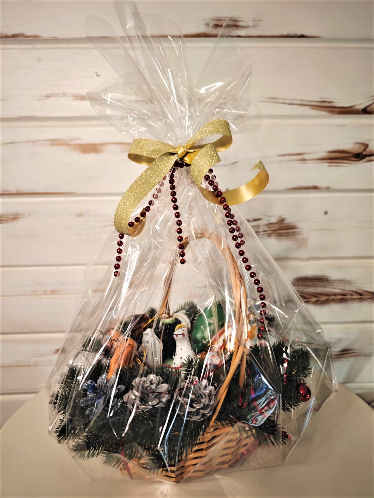 Сказка, елочные игрушки в корзине