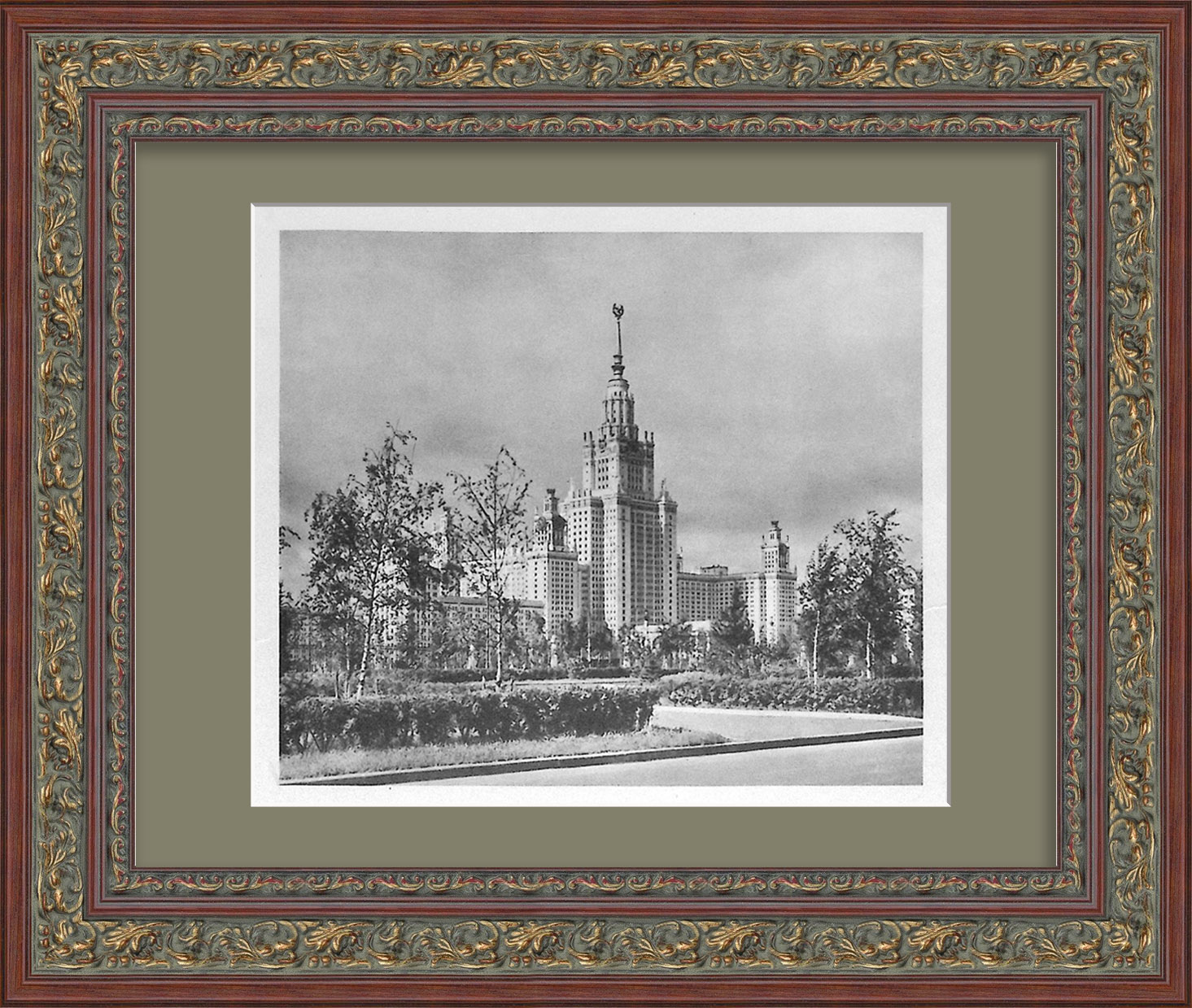 Главное здание МГУ на Воробьевых горах, Москва. Старинная тиражная иллюстрация Главное здание МГУ на Воробьевых горах, Москва. Старинная тиражная иллюстрация