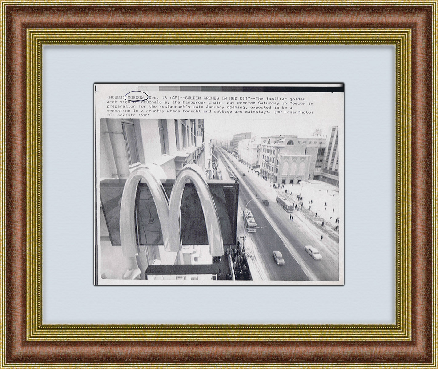 Вывеска первого Макдоналдс на Тверской улице, 1989 г. Вывеска первого Макдоналдс на Тверской улице, 1989 г.