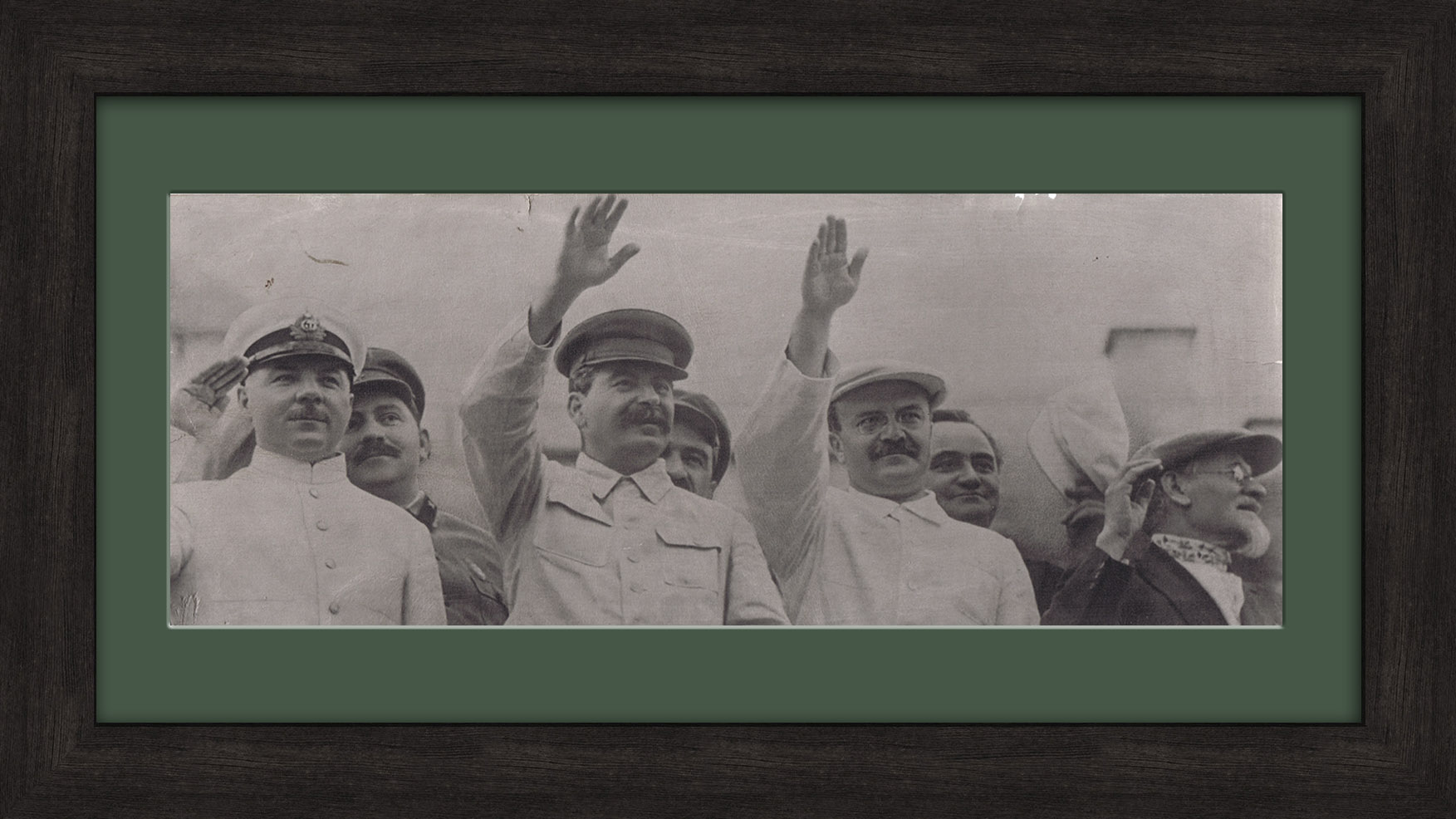 Сталин, Молотов и Ворошилов на параде физкультурников 1935 год. Фотограф Марков-Гринберг Сталин, Молотов и Ворошилов на параде физкультурников 1935 год. Фотограф Марков-Гринберг