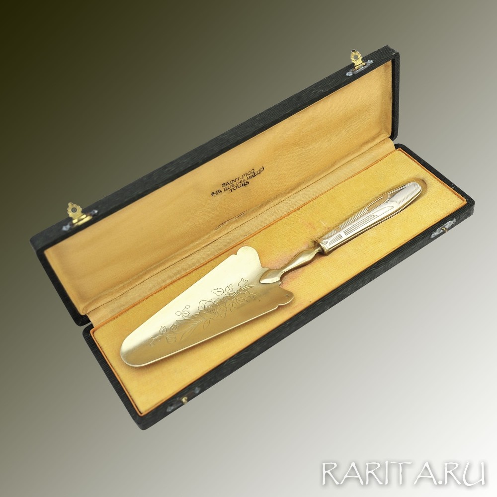 Старинная серебряная сервировочная лопатка в оригинальном футляре Старинная серебряная сервировочная лопатка в оригинальном футляре