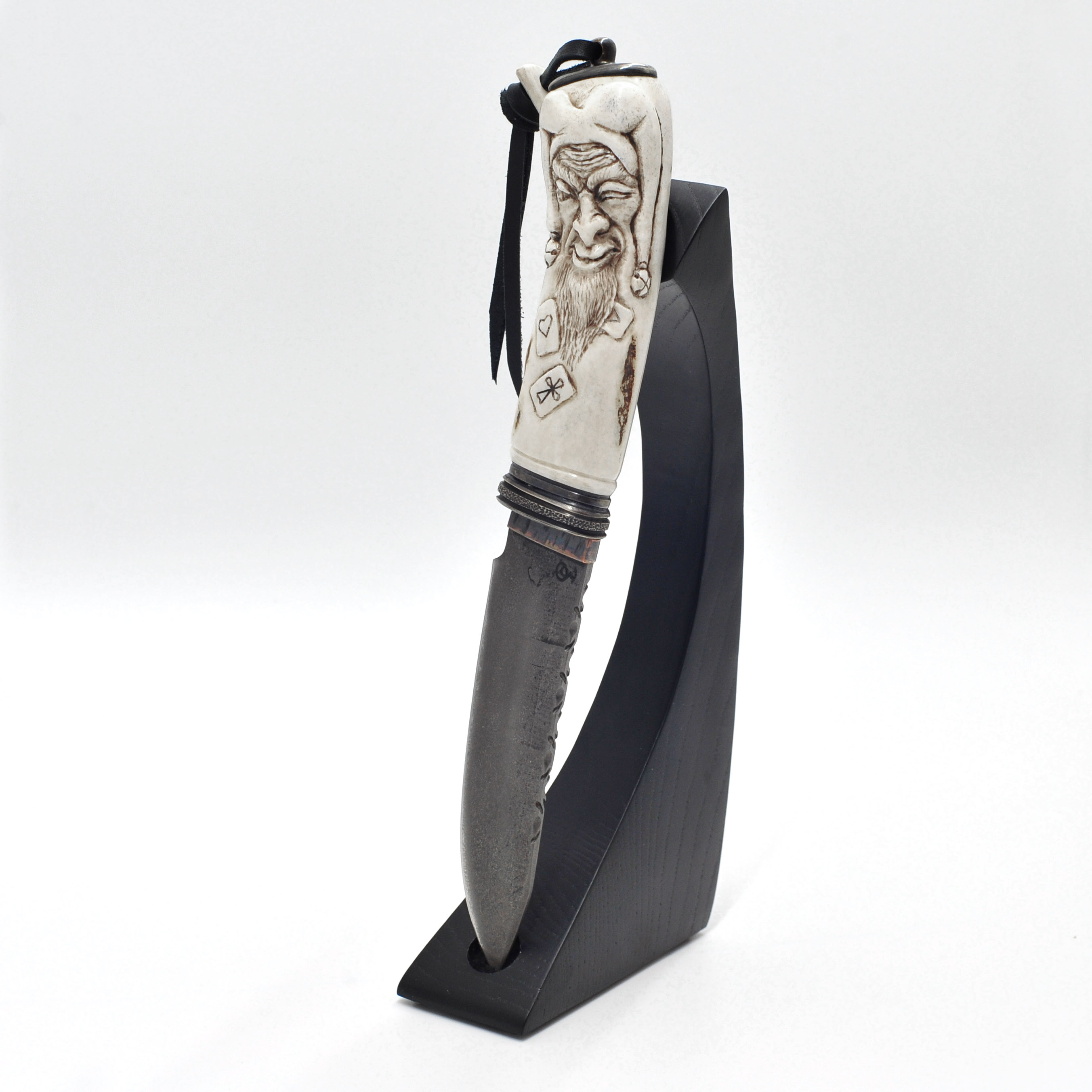 Авторский нож «Джокер» на подставке, в подарочном деревянном коробе Авторский нож «Джокер» на подставке, в подарочном деревянном коробе