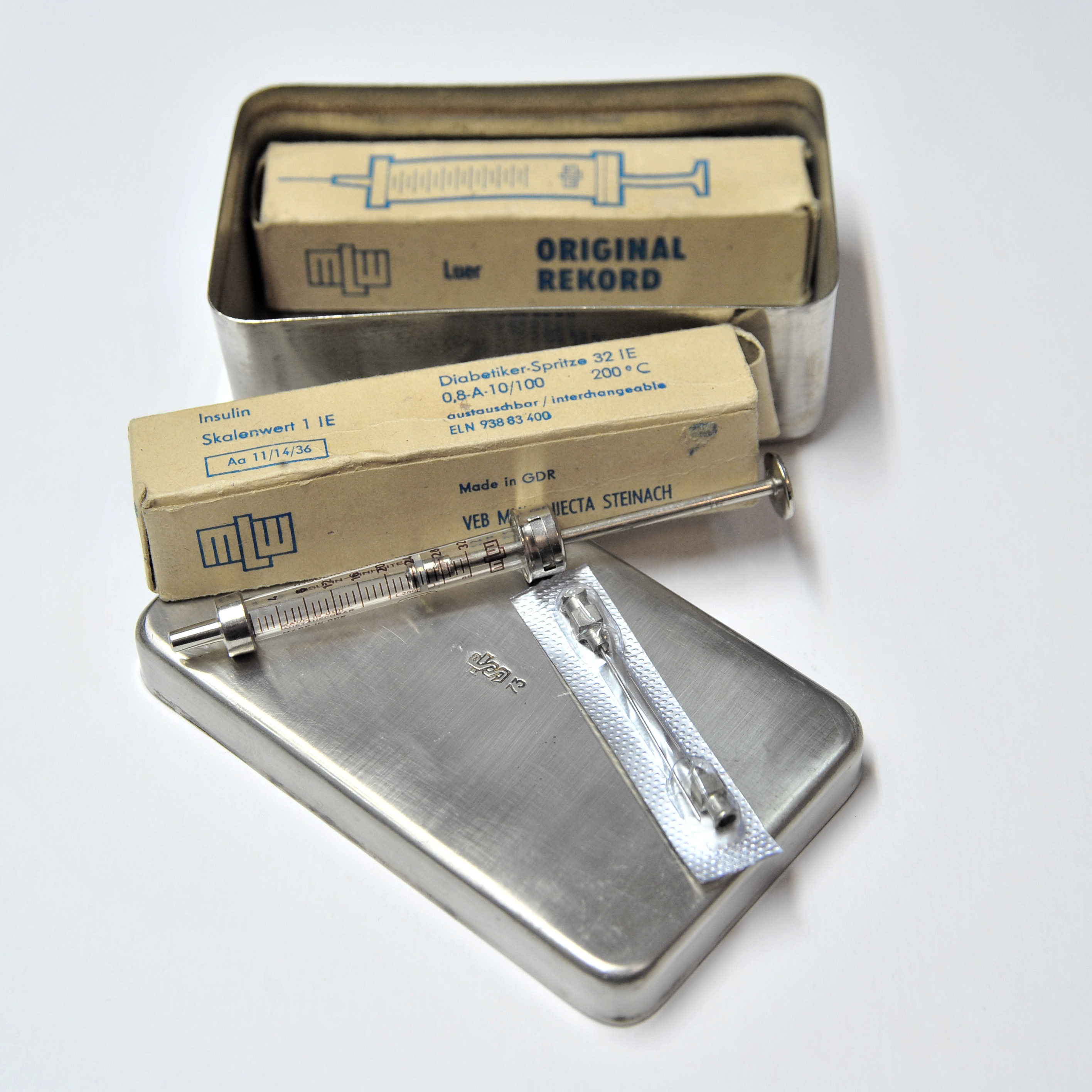 Малый медицинский стерилизатор со шприцами