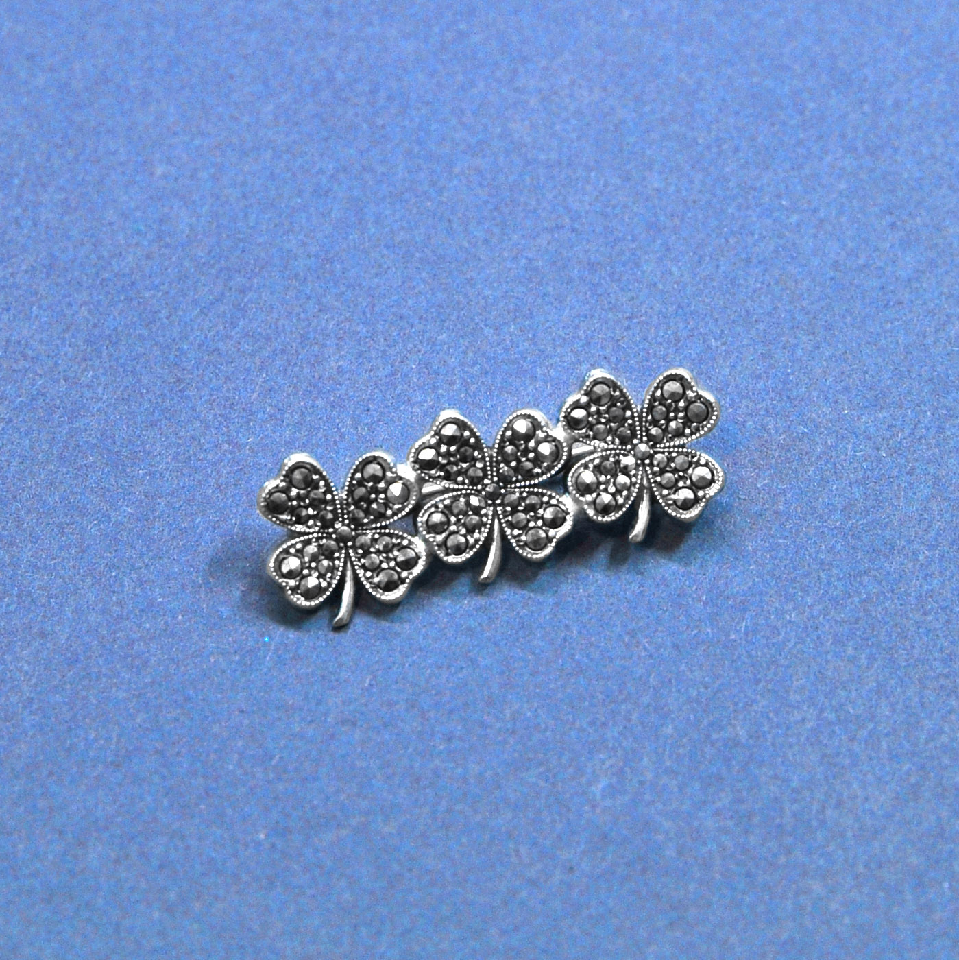 Три клевера, серебряная брошь с марказитами Три клевера, серебряная брошь с марказитами