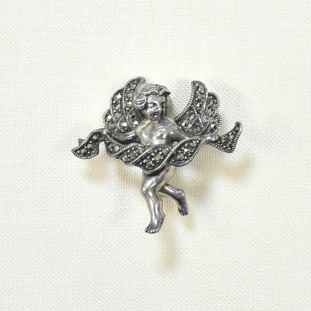 Крылатый амур с луком. Винтажная брошь JJ с марказитами