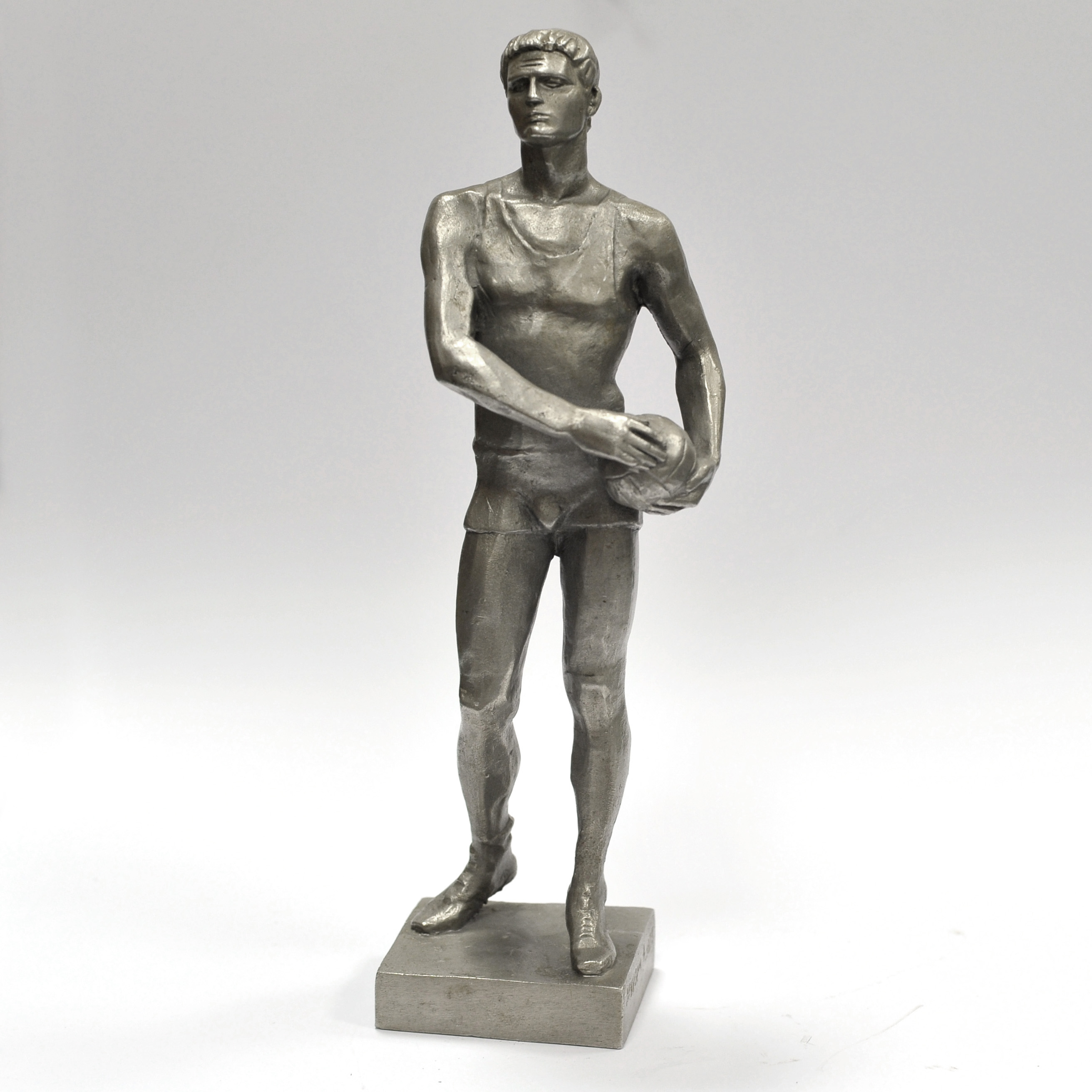 Волейболист. Винтажная, советская статуэтка 1970-х гг. Волейболист. Винтажная, советская статуэтка 1970-х гг.