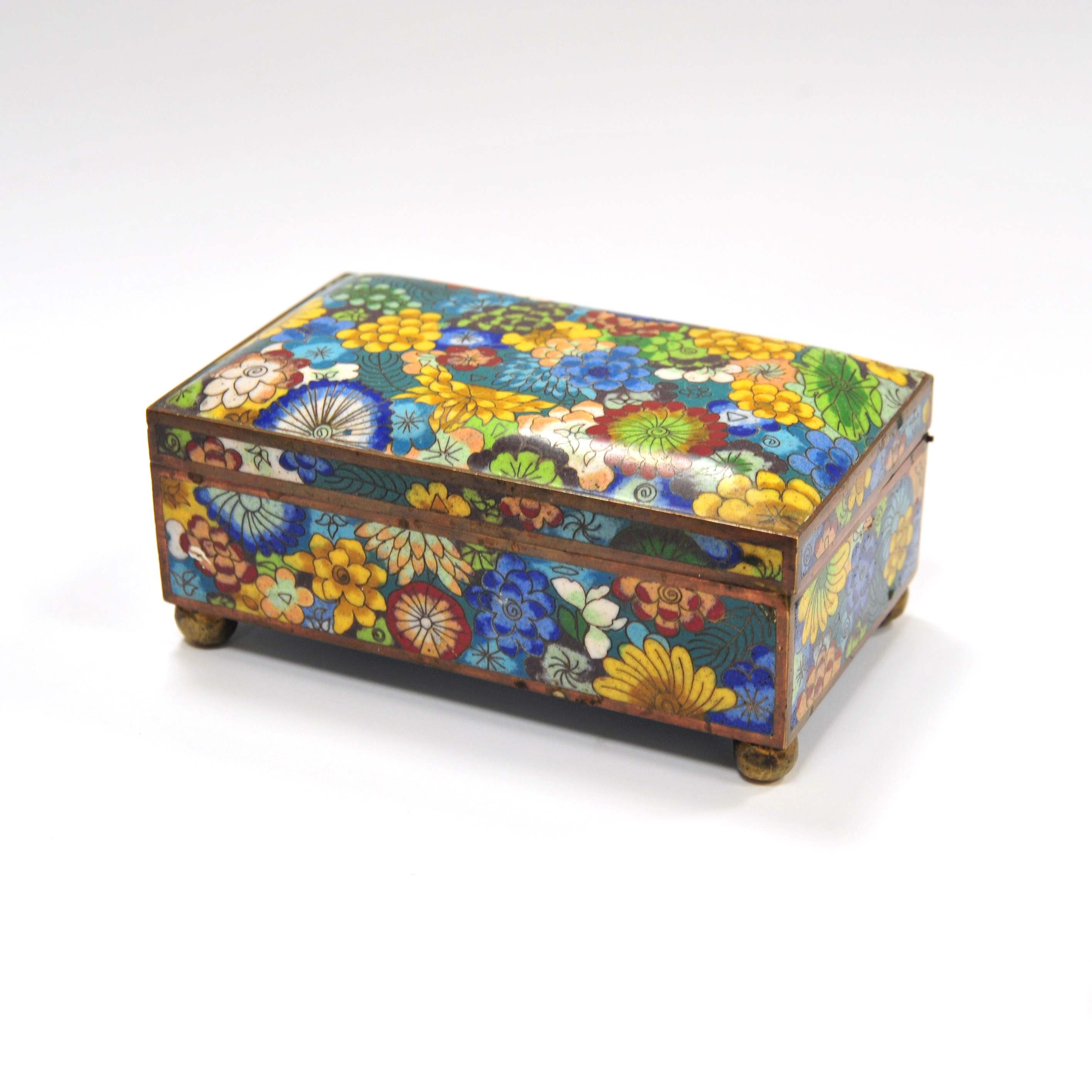 Старинная шкатулка с цветами в технике клуазоне. Китай Старинная шкатулка с цветами в технике клуазоне. Китай