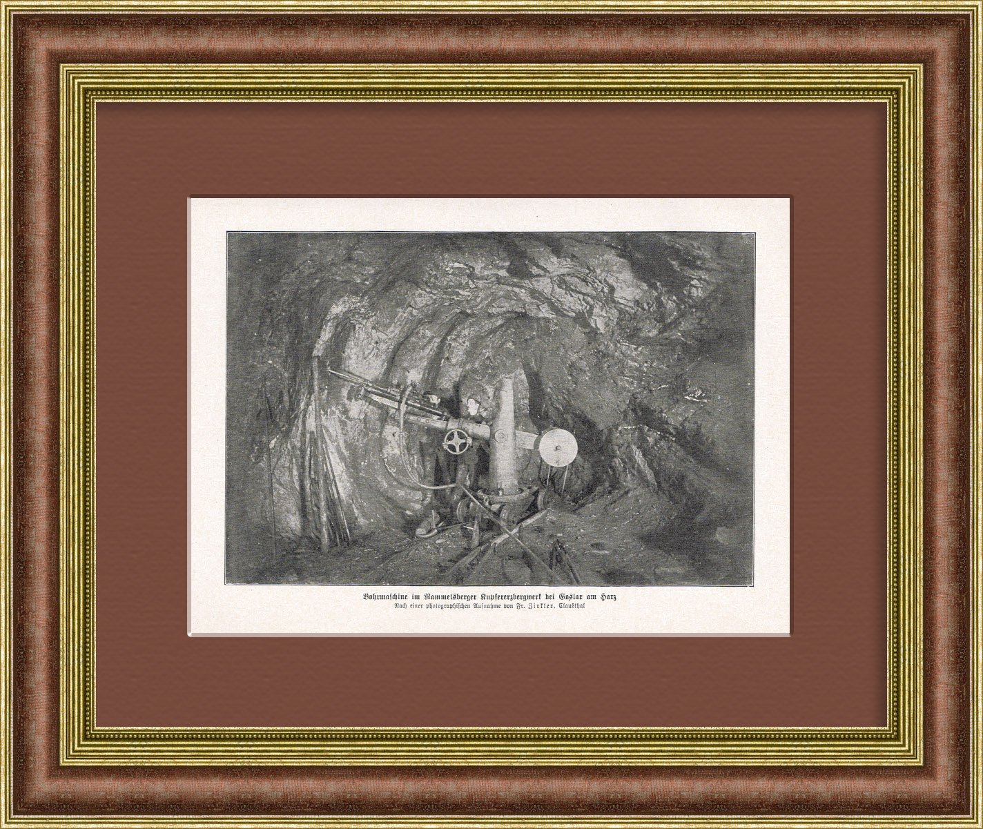 Механизированный труд шахтера в забое. Антикварная иллюстрация Механизированный труд шахтера в забое. Антикварная иллюстрация