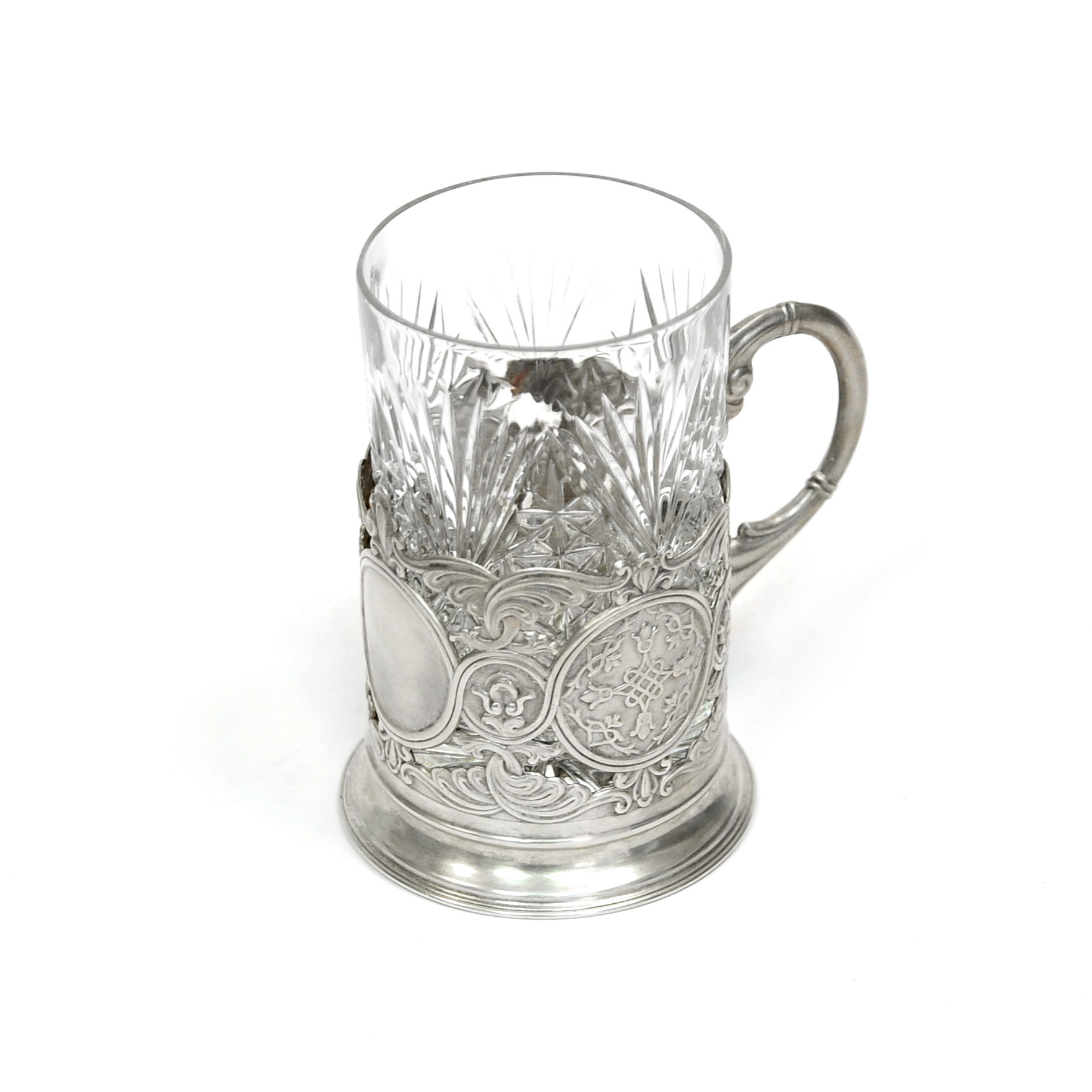 Серебряный подстаканник с восточным орнаментом 1960-х гг. Серебряный подстаканник с восточным орнаментом 1960-х гг.