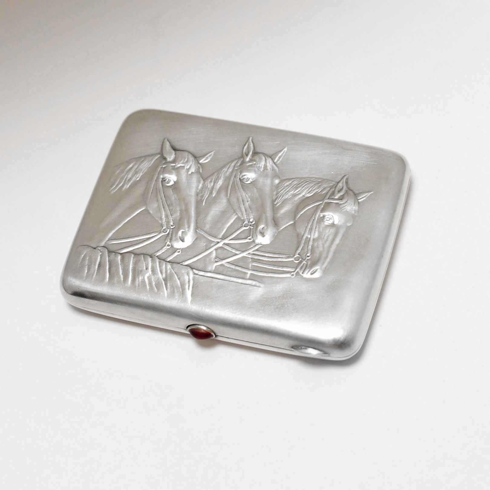 Тройка лошадей. Серебряный портсигар 1953 года Тройка лошадей. Серебряный портсигар 1953 года