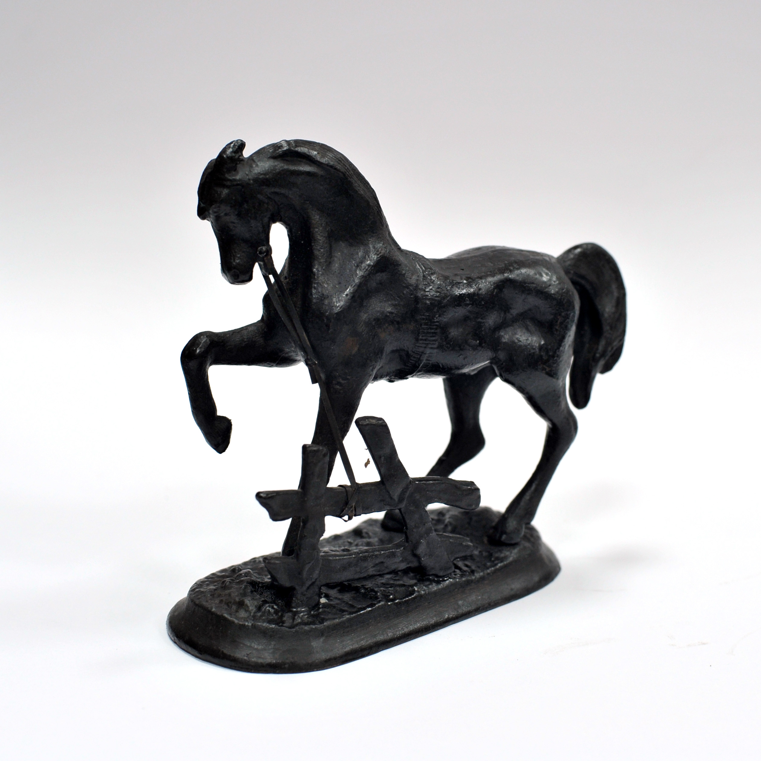 Конь у плетня. Куса, винтажная статуэтка Конь у плетня. Куса, винтажная статуэтка