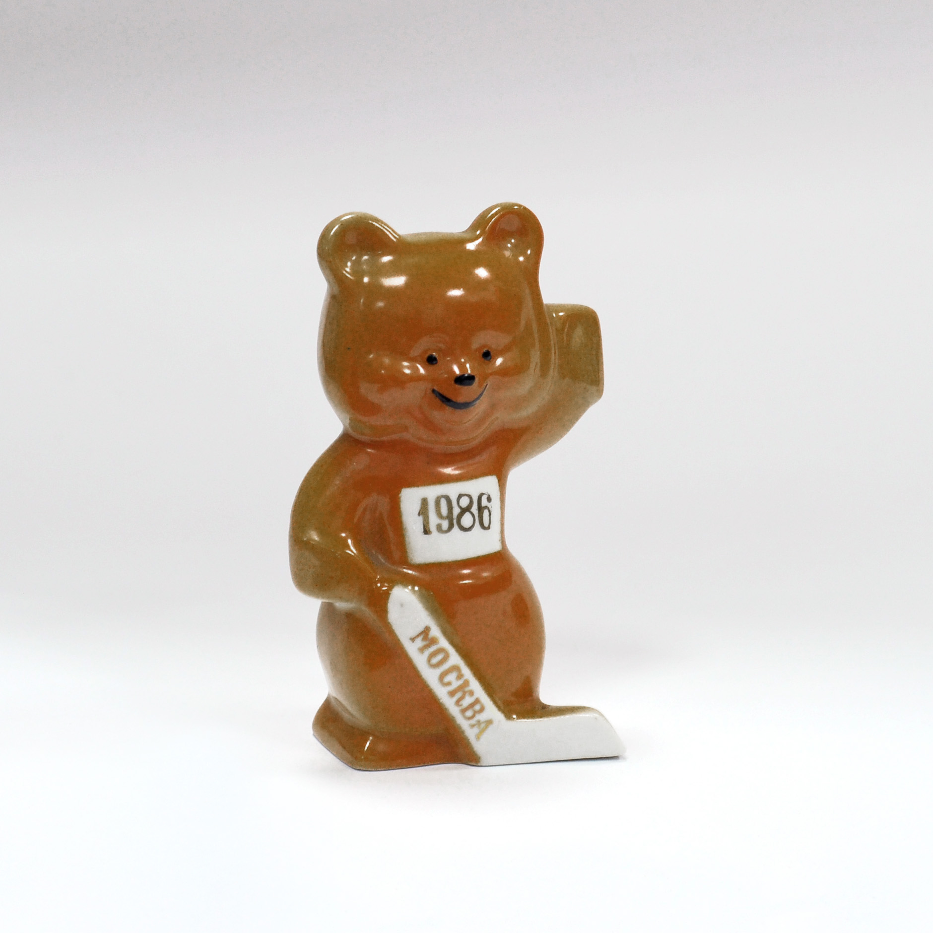 Мишка-хоккеист. Чемпионат мира по хоккею 1986 года, фарфоровая статуэтка Мишка-хоккеист. Чемпионат мира по хоккею 1986 года, фарфоровая статуэтка