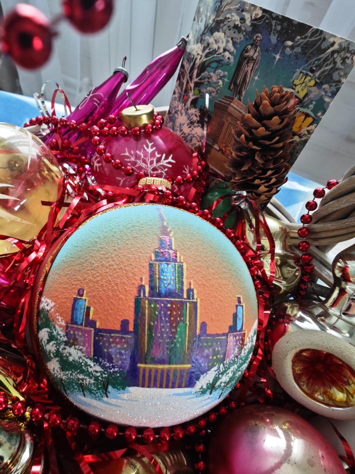 Московское время, елочные игрушки в корзине Московское время, елочные игрушки в корзине