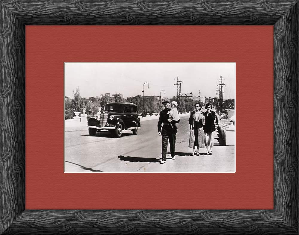 Днепропетровск, август 1941 года. Архивная фотокопия агентства Associated Press Днепропетровск, август 1941 года. Архивная фотокопия агентства Associated Press