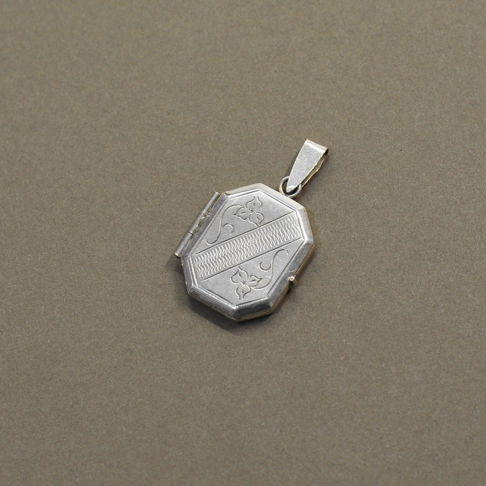 Медальон из серебра в форме ромба Медальон из серебра в форме ромба