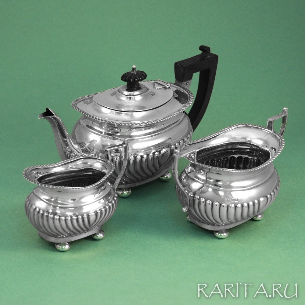 Антикварная серебряная посуда: большой чайник, сахарница и молочник, Англия, 1909 г. Антикварная серебряная посуда: большой чайник, сахарница и молочник, Англия, 1909 г.