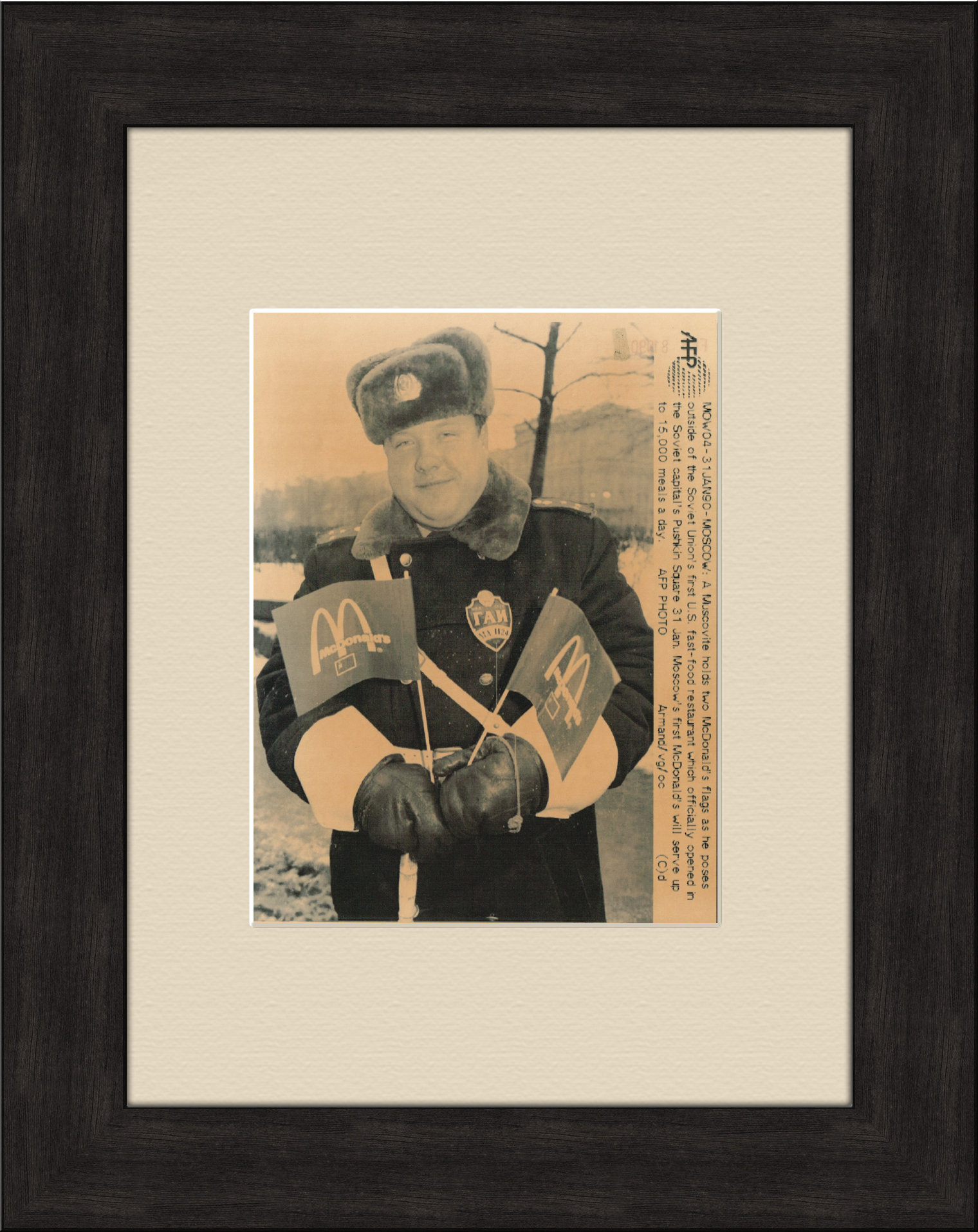 Открытие Макдоналдса в Москве, инспектор ГАИ с флажками, 1 января 1990 г. Открытие Макдоналдса в Москве, инспектор ГАИ с флажками, 1 января 1990 г.