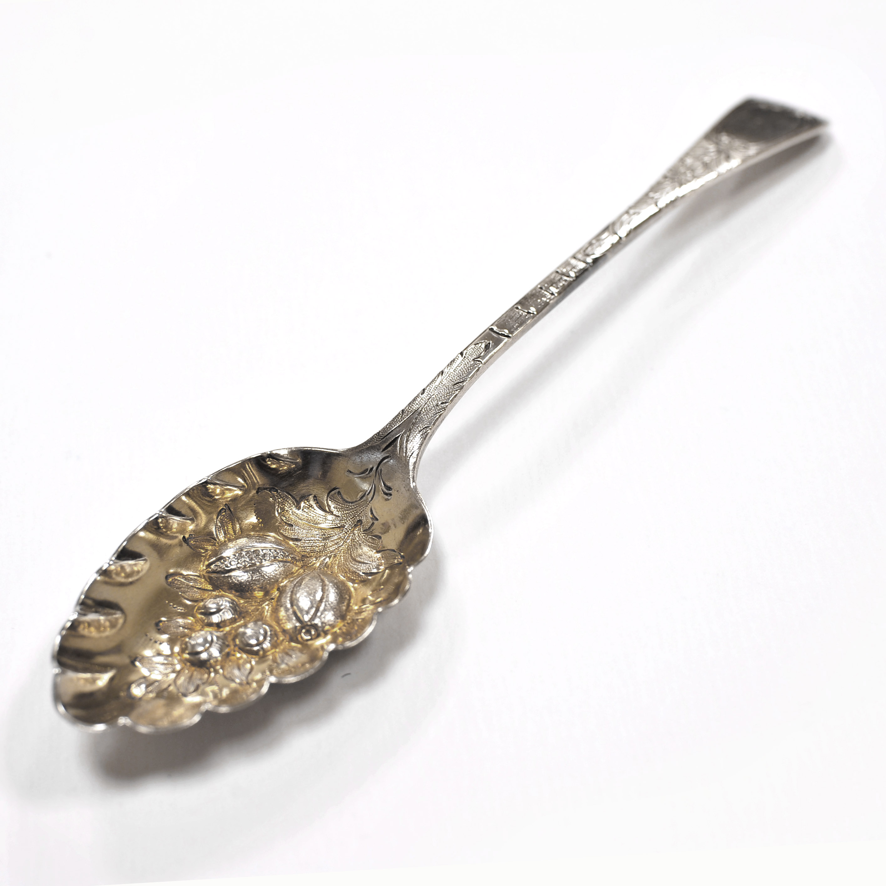 Большая серебряная сервировочная ложка "Фрукты и ягоды", Англия, 1839 г.