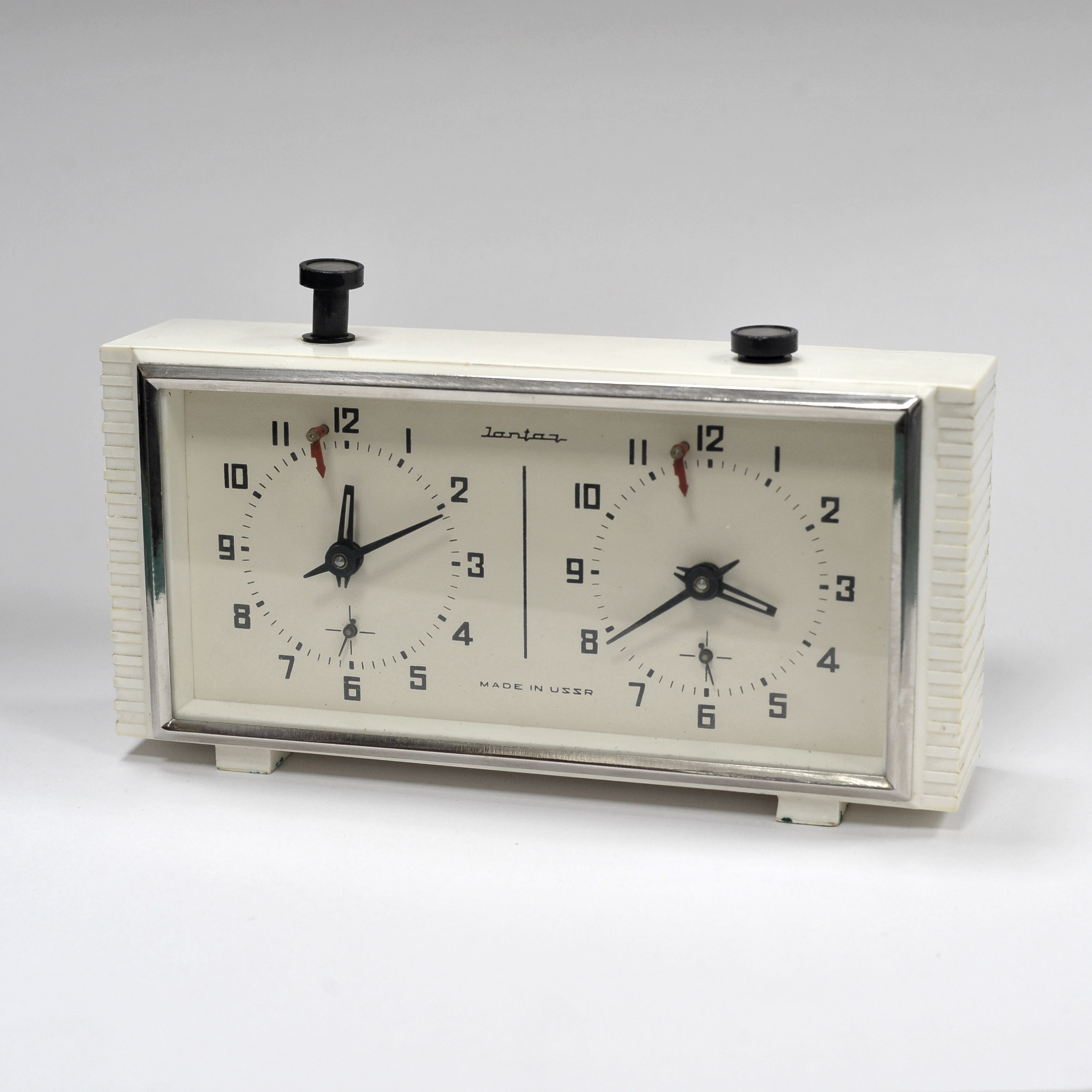 Шахматные часы "Янтарь" с автографом Анатолия Карпова - 12 чемпиона мира Шахматные часы "Янтарь" с автографом Анатолия Карпова - 12 чемпиона мира