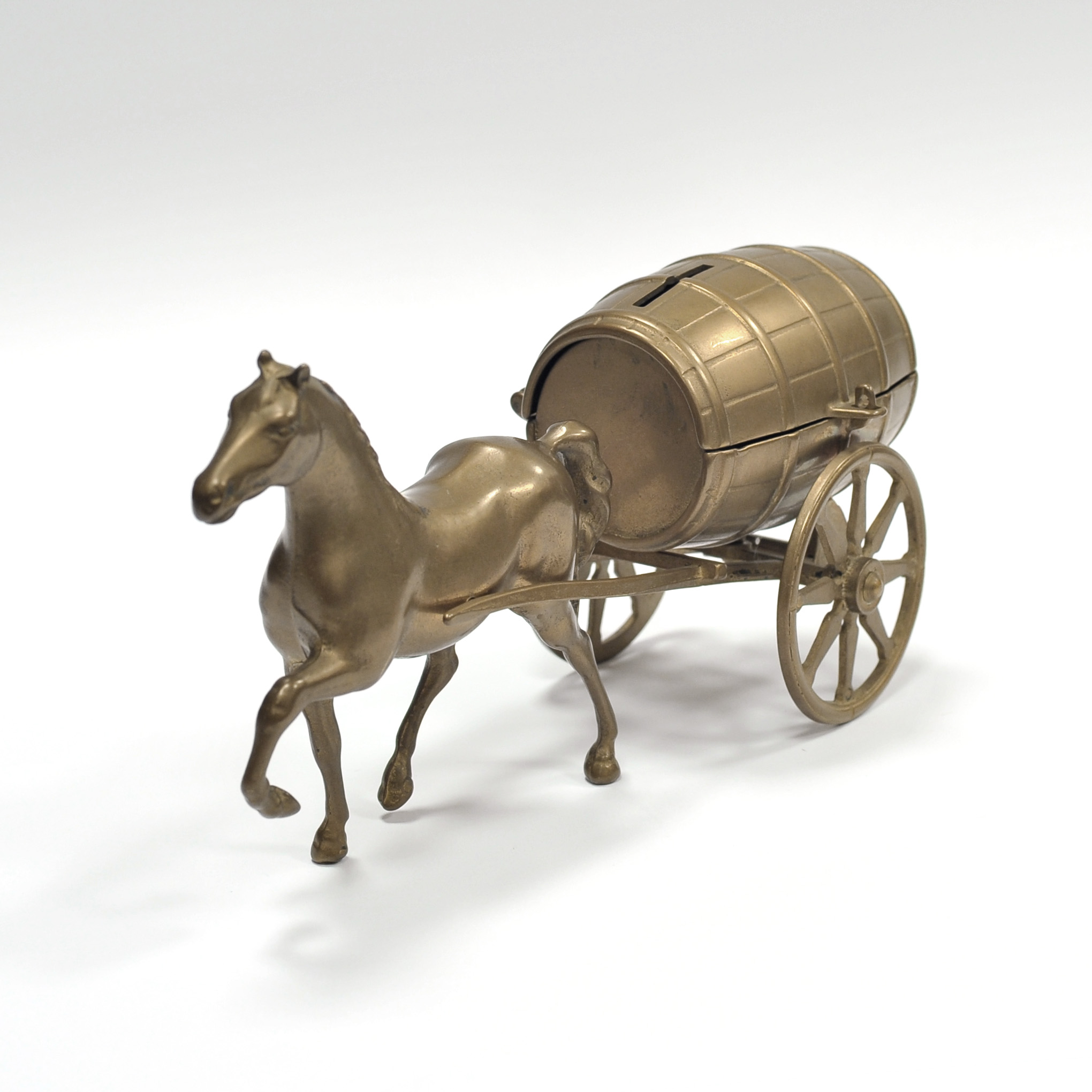 Лошадь, везущая пивную бочку. Старинная бронзовая копилка Лошадь, везущая пивную бочку. Старинная бронзовая копилка